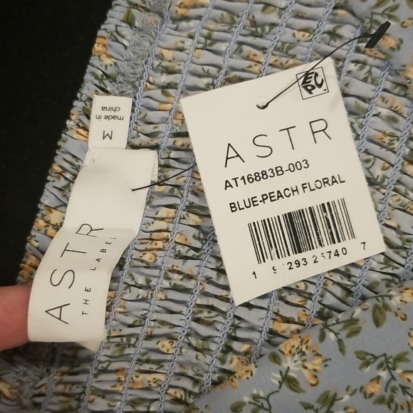 💕ASTR THE LABEL💕 Smocked Floral Print Top ~ Blue Peach Floral Medium M NWT - Picture 9 of 11